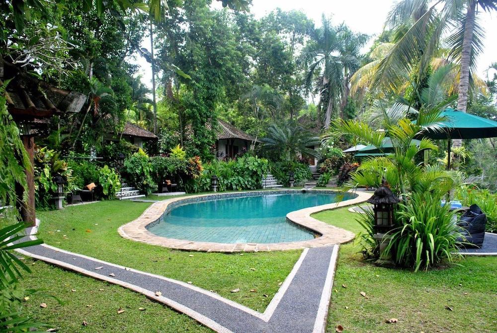 อาลัม ซารี เกลิกี รีสอร์ต แอนด์ สปา Hotel เตกากาลัง ภายนอก รูปภาพ