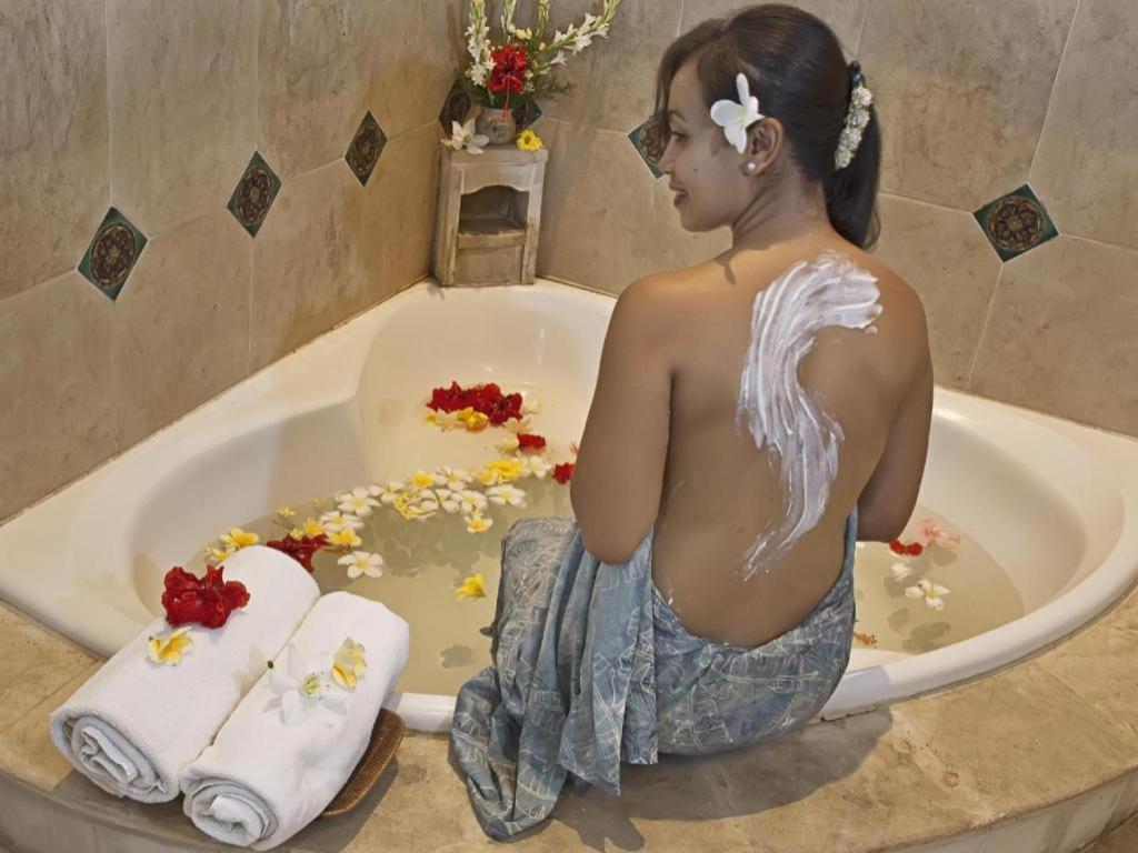 อาลัม ซารี เกลิกี รีสอร์ต แอนด์ สปา Hotel เตกากาลัง ภายนอก รูปภาพ